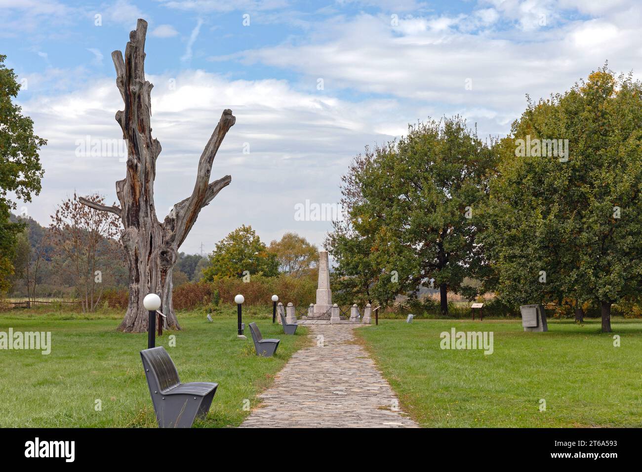 Gornji Milanovac, Serbia - 7 ottobre 2018: Memorial Tree Trunk Takovski GRM Serbian Uprising Monument monumenti storici a Takovo. Foto Stock