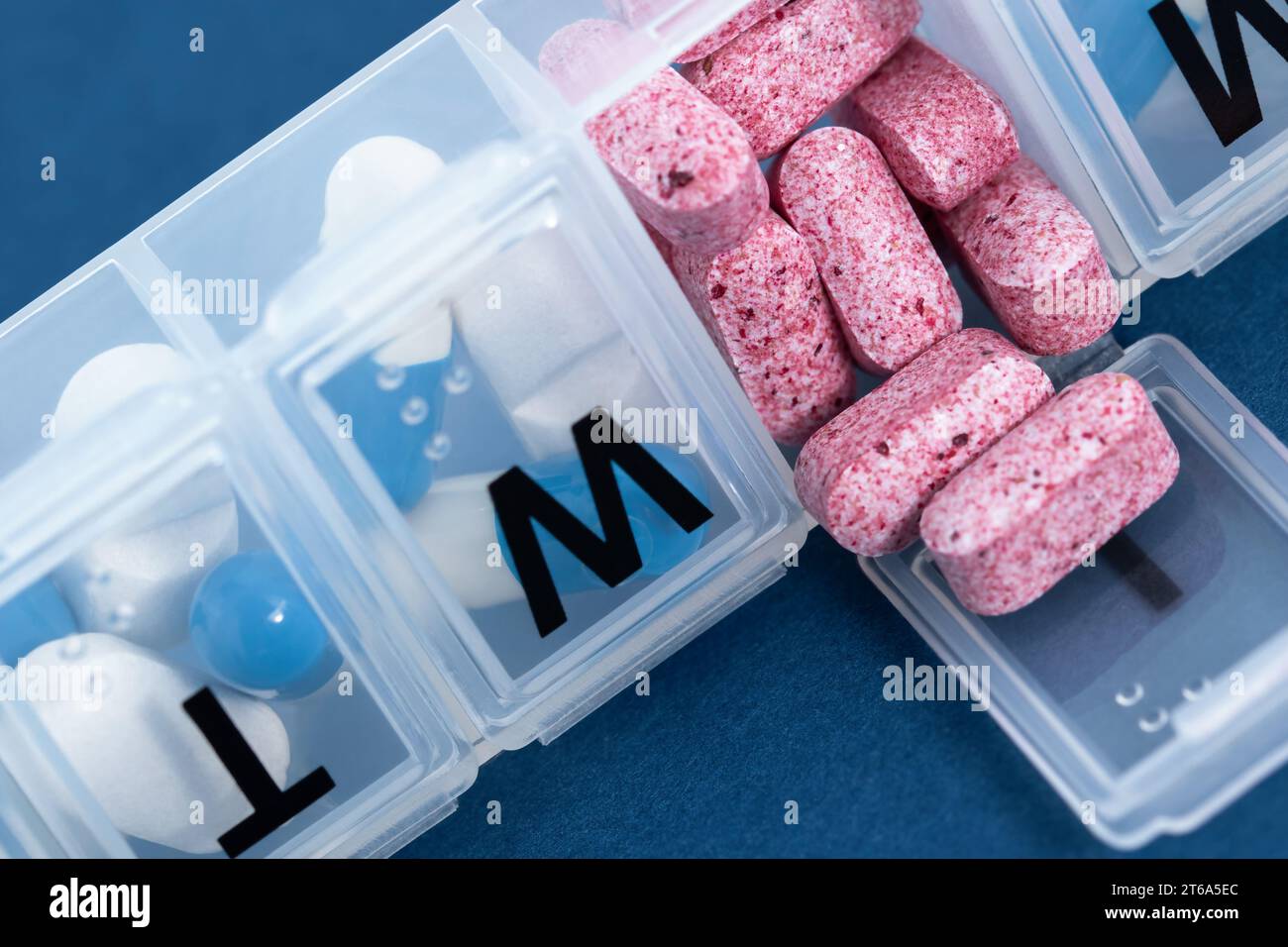 Weekly dispenser immagini e fotografie stock ad alta risoluzione - Alamy