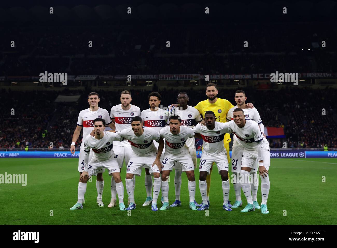 Milano, Italia. 7 novembre 2023. Il Paris Saint-Germain partì undici per una foto di squadra prima del calcio d'inizio, seconda fila ( da L a R ); Manuel Ugarte, Milan Skriniar, Marquinhos, Randal Kolo Muani, Gianluigi Donnarumma e Lucas Hernandez, prima fila (da L a R); Vitinha, Achraf Hakimi, Warren Zaire-Emery, Ousmane Dembele e Kylian Mbappe, nella partita di UEFA Champions League a Giuseppe Meazza, Milano. Il credito fotografico dovrebbe leggere: Jonathan Moscrop/Sportimage Credit: Sportimage Ltd/Alamy Live News Foto Stock