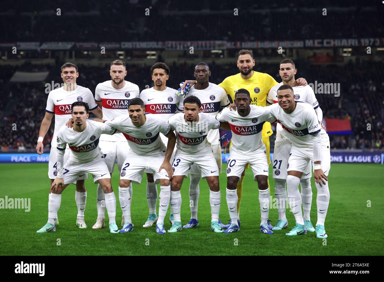 Milano, Italia. 7 novembre 2023. Il Paris Saint-Germain partì undici per una foto di squadra prima del calcio d'inizio, seconda fila ( da L a R ); Manuel Ugarte, Milan Skriniar, Marquinhos, Randal Kolo Muani, Gianluigi Donnarumma e Lucas Hernandez, prima fila (da L a R); Vitinha, Achraf Hakimi, Warren Zaire-Emery, Ousmane Dembele e Kylian Mbappe, nella partita di UEFA Champions League a Giuseppe Meazza, Milano. Il credito fotografico dovrebbe leggere: Jonathan Moscrop/Sportimage Credit: Sportimage Ltd/Alamy Live News Foto Stock