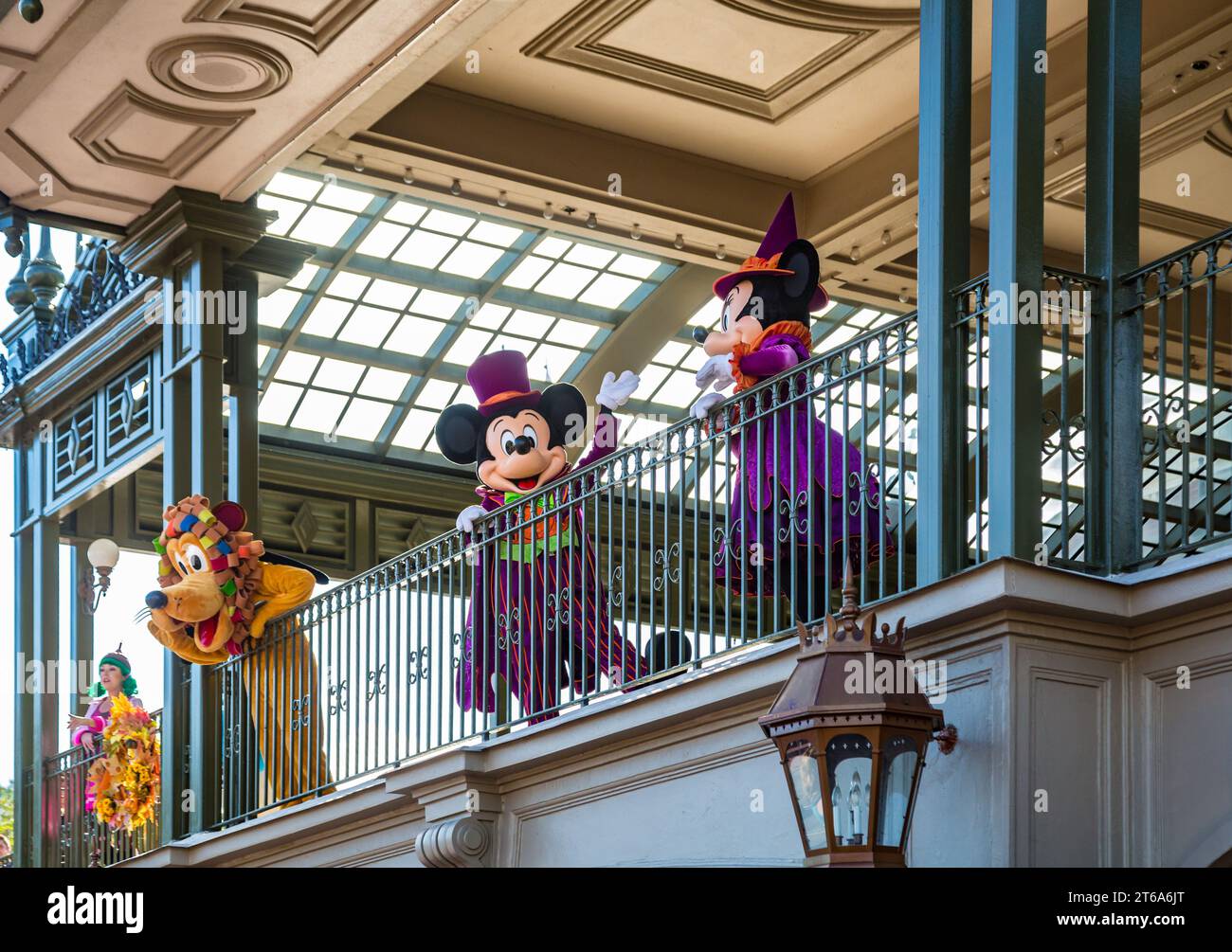 Topolino, Minnie mouse e Pluto danno il benvenuto agli ospiti nel Magic Kingdom al Walt Disney World, Orlando, Florida Foto Stock