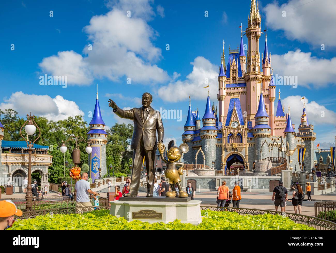 Statua dei partner di fronte al Castello di Cenerentola alla fine di Main Street nel Regno Magico al Walt Disney World, Orlando, Florida Foto Stock