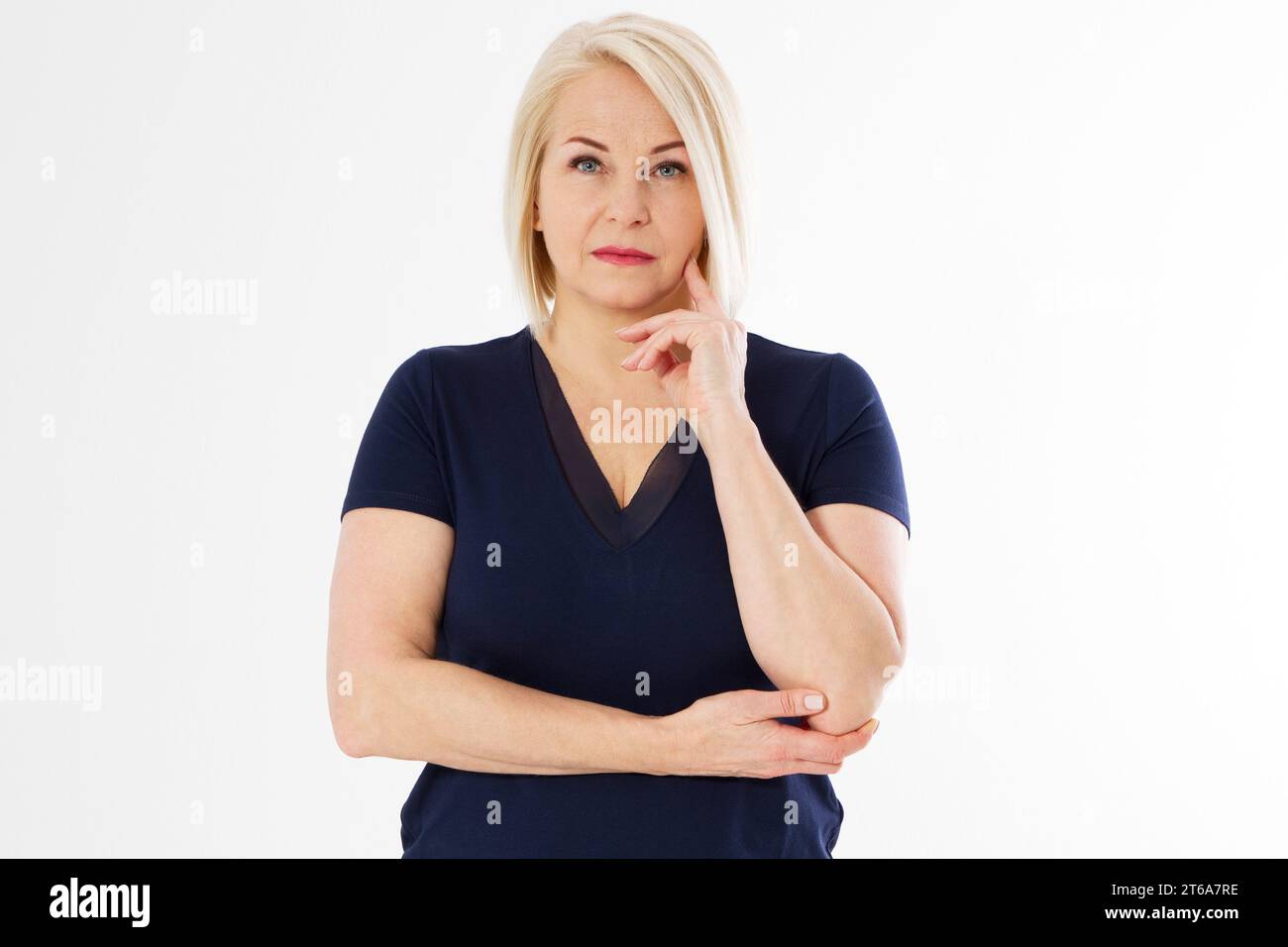 Triste donna di mezza età, donna matura preoccupata per qualcosa, isolata su sfondo bianco, ritratto di una donna matura frustrato e triste Foto Stock
