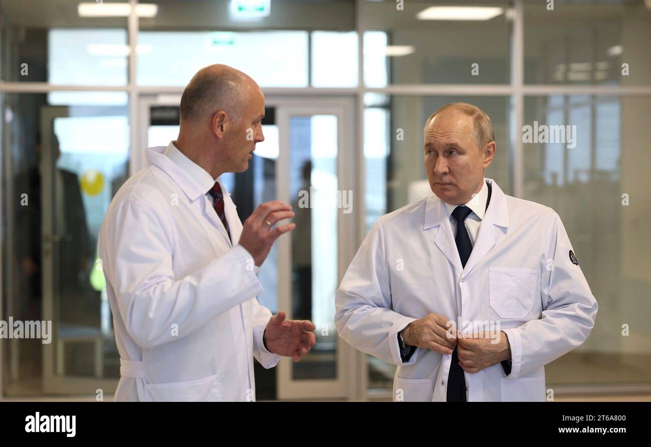 Mosca, Russia. 8 novembre 2023. Il presidente russo Vladimir Putin, a destra, indossa un camice da laboratorio, parla con il Vice Ministro della Sanità Viktor Fisenko, a sinistra, durante un tour del Dmitry Rogachev National Research Center of Pediatric Hematology, Oncology and Immunology, 8 novembre 2023 fuori Mosca, Russia. Crediti: Gavriil Grigorov/Cremlino Pool/Alamy Live News Foto Stock