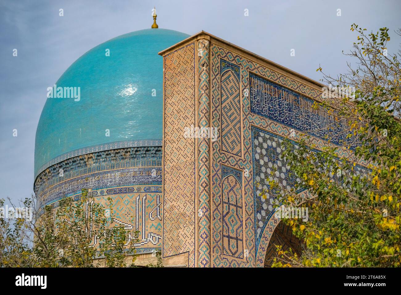 Shahrisabz, Uzbekistan - 5 novembre 2023: Particolare della cupola della moschea Kok Gumbaz a Shahrisabz, Uzbekistan. Foto Stock