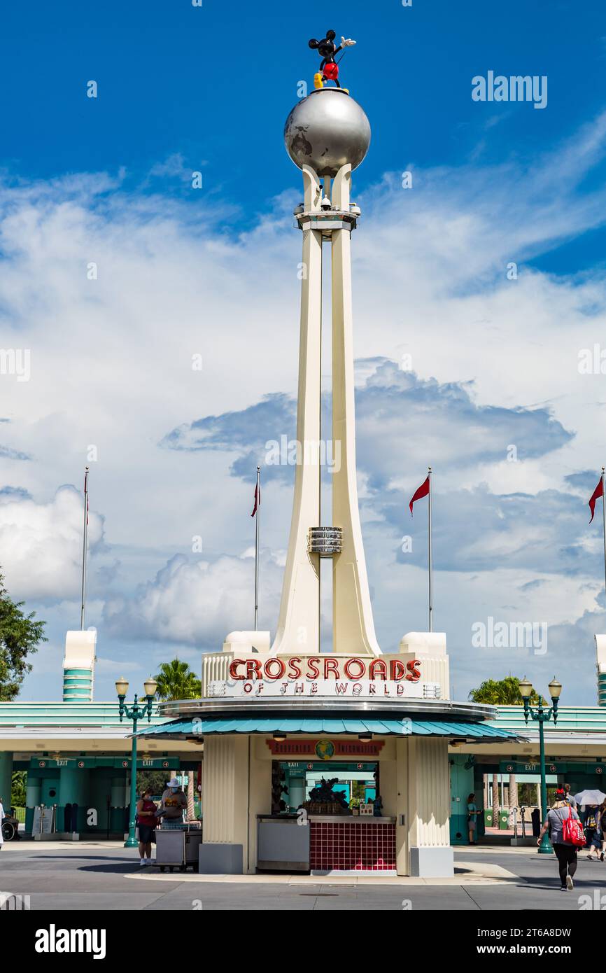 Replica della torre Crossroads of the World e del globo rotante all'ingresso dei Disney Hollywood Studios di Orlando, Florida Foto Stock