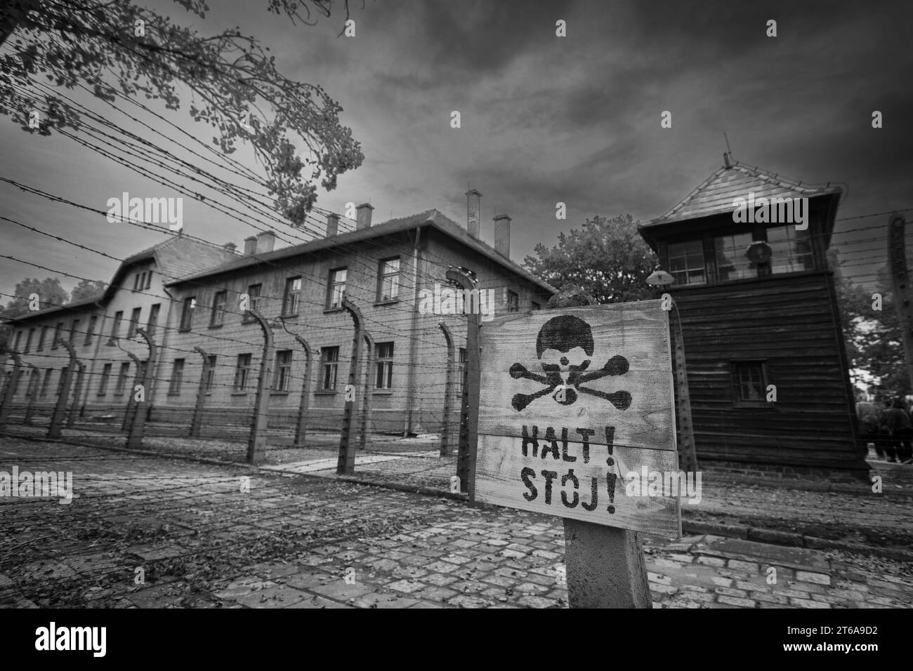 KZ Auschwitz Ein Schild mit dem deutschen Wort HALT und dem polnischen Wort STOJ steht auf dem Gelaende vor den Stacheldrahtzaeunen *** campo di concentramento Di Auschwitz Un segno con la parola tedesca HALT e la parola polacca STOJ si trova sul terreno davanti alle recinzioni di filo spinato xMMx credito: Imago/Alamy Live News Foto Stock