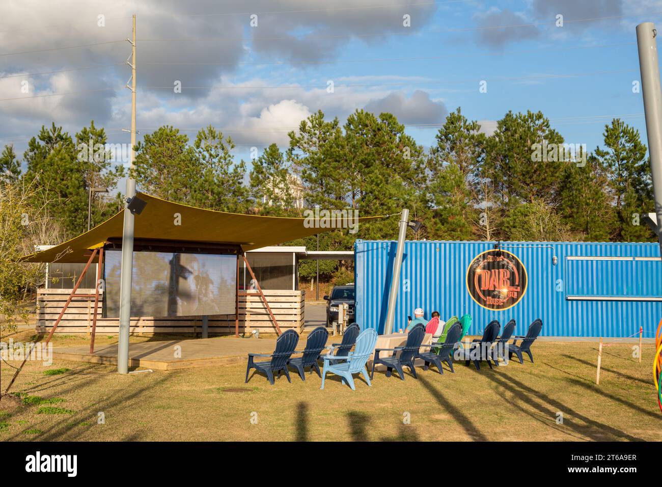 Televisione a grande schermo sotto una tenda al Fort, ristorante all'aperto e ritrovo per l'intrattenimento, a Spanish Fort, ALABAMA Foto Stock