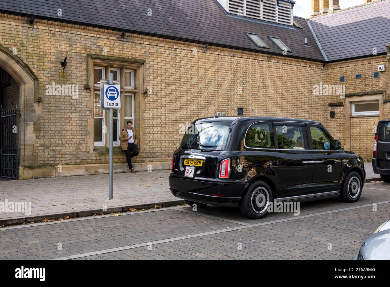 Posteggio dei taxi presso la stazione ferroviaria di Lincoln City, St Mary's Road, Lincoln City, Lincolnshire, Inghilterra, REGNO UNITO Foto Stock