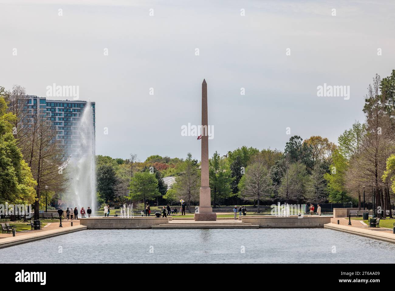 Pioneer Memorial Obelisk alla fine della piscina di riflessione Mary Gibbs e Jesse H. Jones all'Hermann Park nel centro di Houston, Texas Foto Stock