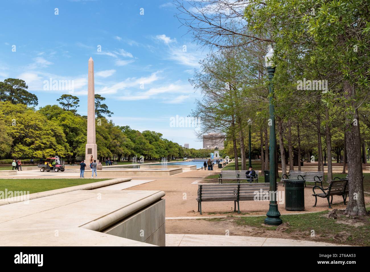 Pioneer Memorial Obelisk e Molly Ann Smith Plaza alla fine del Mary Gibbs and Jesse H. Jones Reflection Pool all'Hermann Park di Houston, Texas Foto Stock