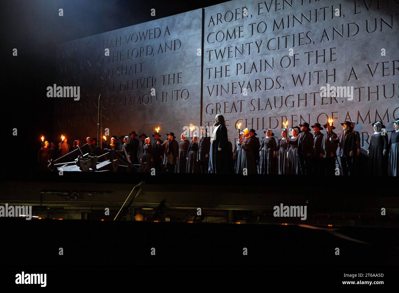 Centro: Allan Clayton (Jephtha) in attesa del sacrificio di sua figlia sul rogo di JEPHTHA di Handel alla Royal Opera, Covent Garden, Londra WC2 08/11/2023 musica: George Frideric Handel libretto: Thomas Morell direttore: Laurence Cummings scenografia: Simon Lima Holdsworth costumi: Ilona Karas illuminazione: Fabiani Piccioli movimento: Anna Morrissey regista: Oliver Mears Foto Stock