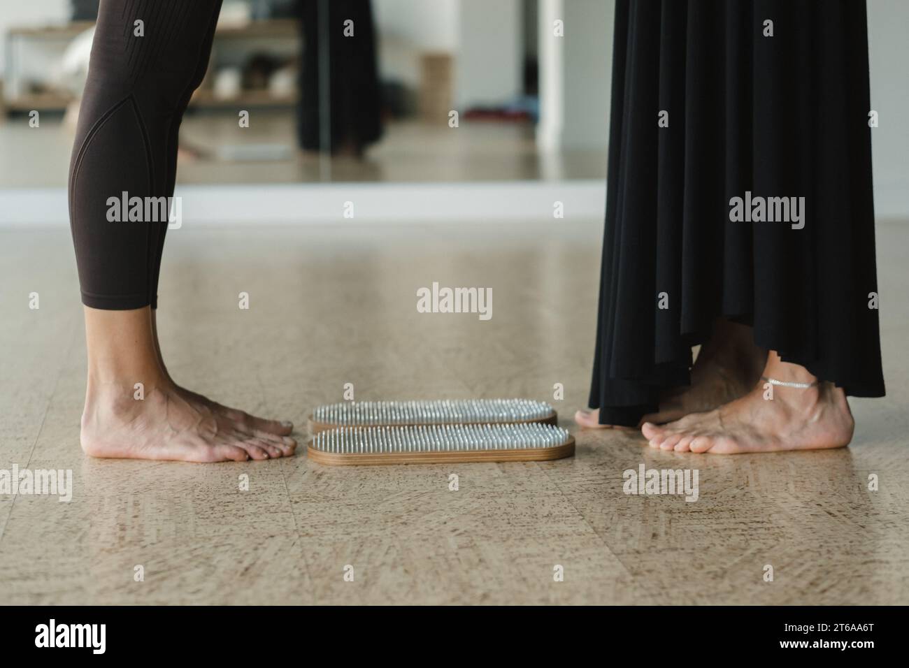 primo piano delle gambe delle ragazze impegnate in piedi su una tavola con le unghie a piedi nudi. Foto Stock