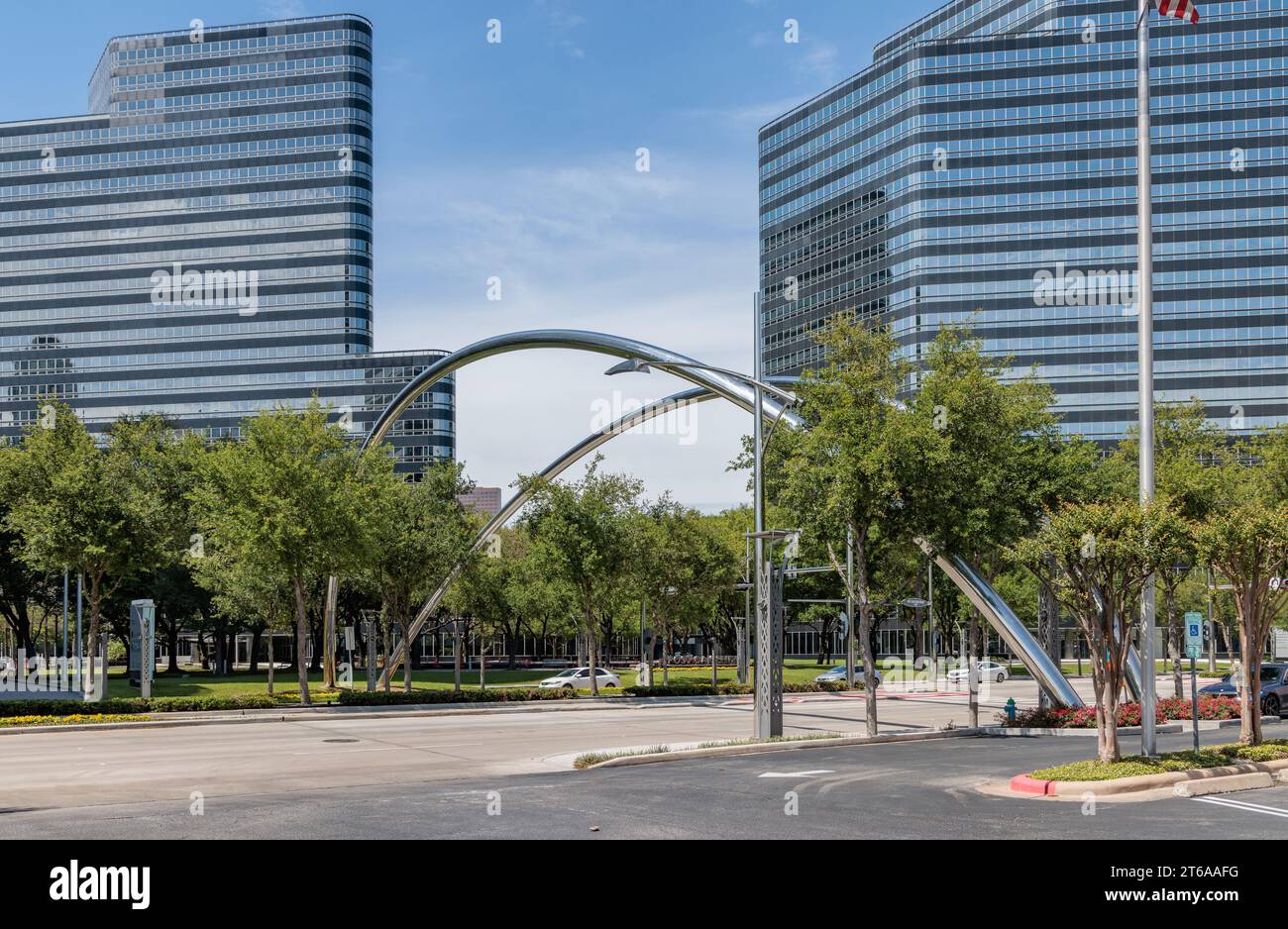 Archi in acciaio cromato attraversano Post Oak Boulevard nel centro di Houston, Texas Foto Stock