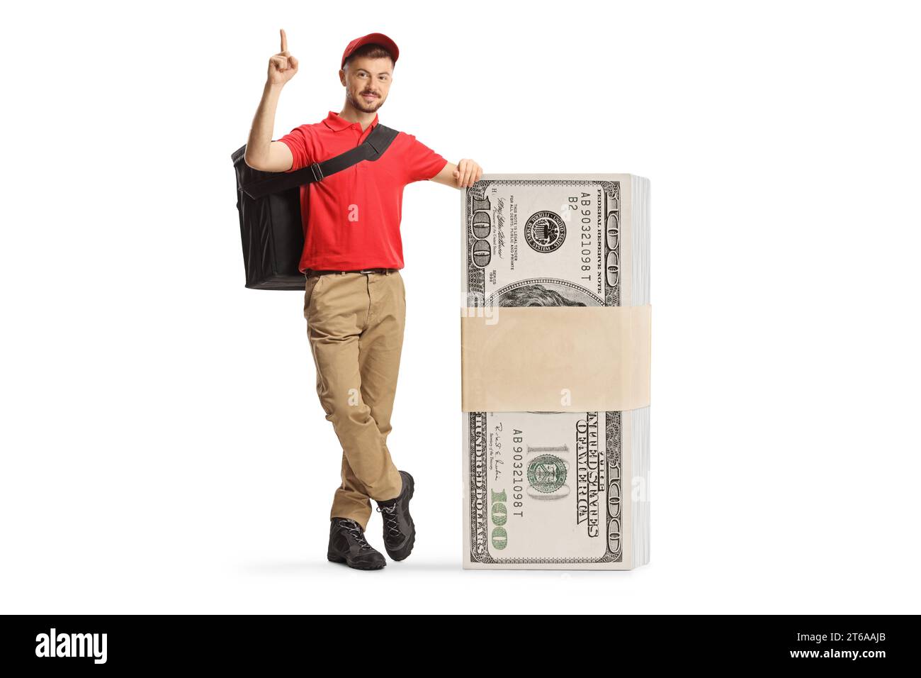 Il corriere si appoggia su una pila di soldi e punta su soldato su sfondo bianco Foto Stock