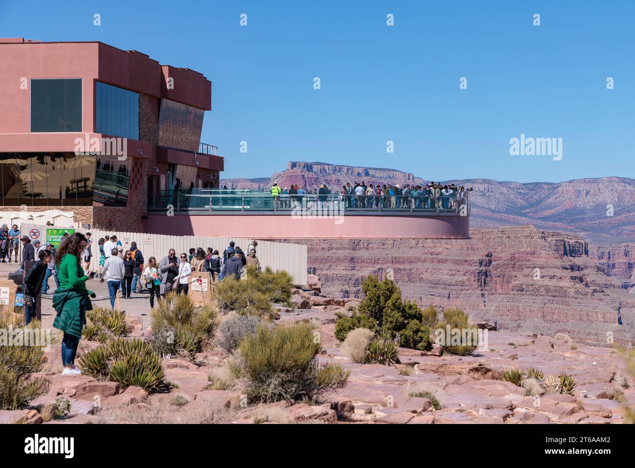 Gli ospiti possono ammirare il canyon da terra e dallo Skybridge, un ponte con pavimento in vetro che si affaccia su Eagle Point nel Grand Canyon West Foto Stock