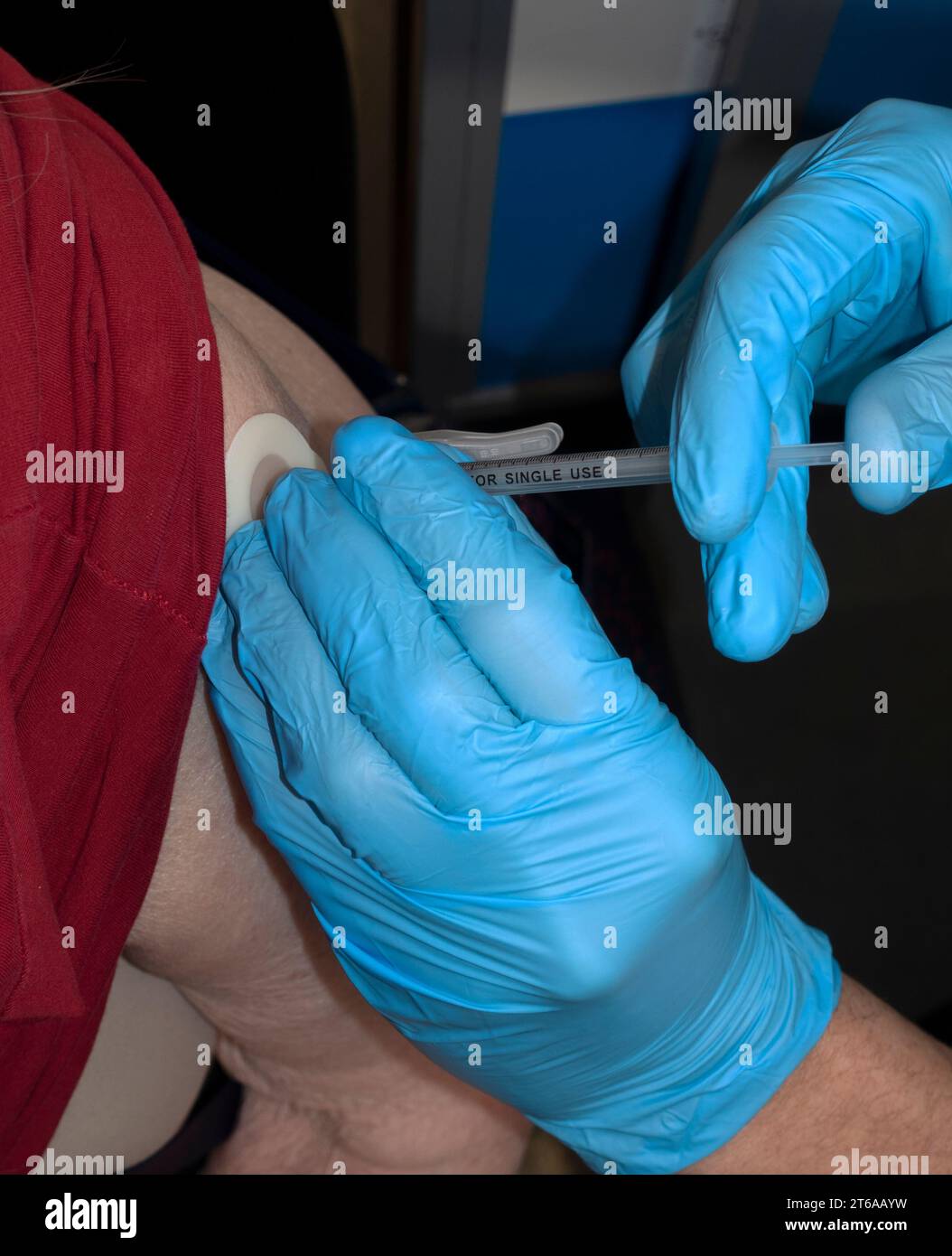Vaccinazione anti COVID iniettata da un infermiere che indossa guanti sterili di gomma blu. St Paul Minnesota Minnesota USA Foto Stock
