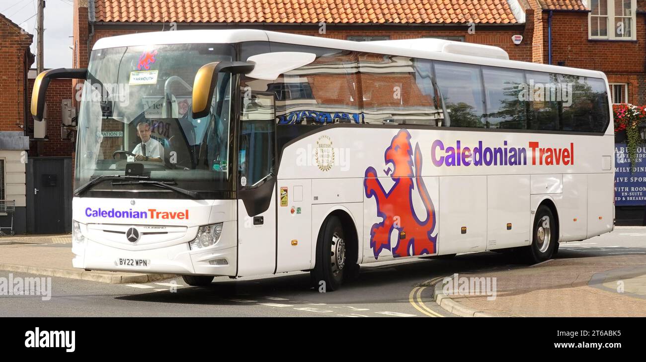 Autista del pullman al lavoro in Caledonian Travel Holiday tour, pullman con vista laterale del marchio e logo Scottish Lion, veicolo Mercedes bianco a Wroxham, Norfolk, Regno Unito Foto Stock