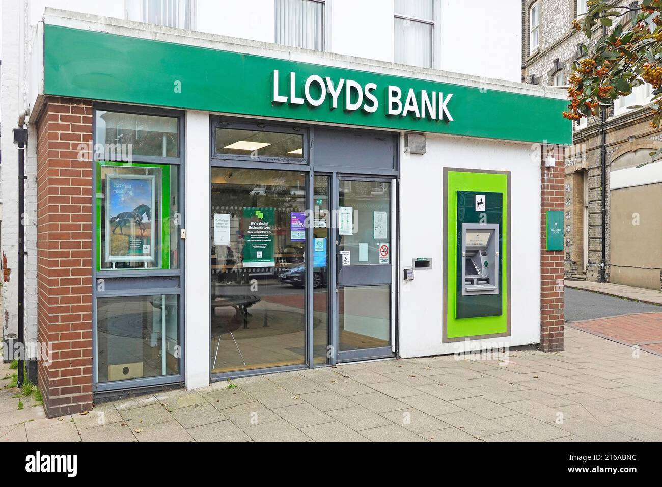 Sede della Lloyds Bank a Cromer un avviso verde sulla finestra che informa i clienti dell'imminente chiusura di una filiale il 25 ottobre 2023 Norfolk Inghilterra Regno Unito Foto Stock