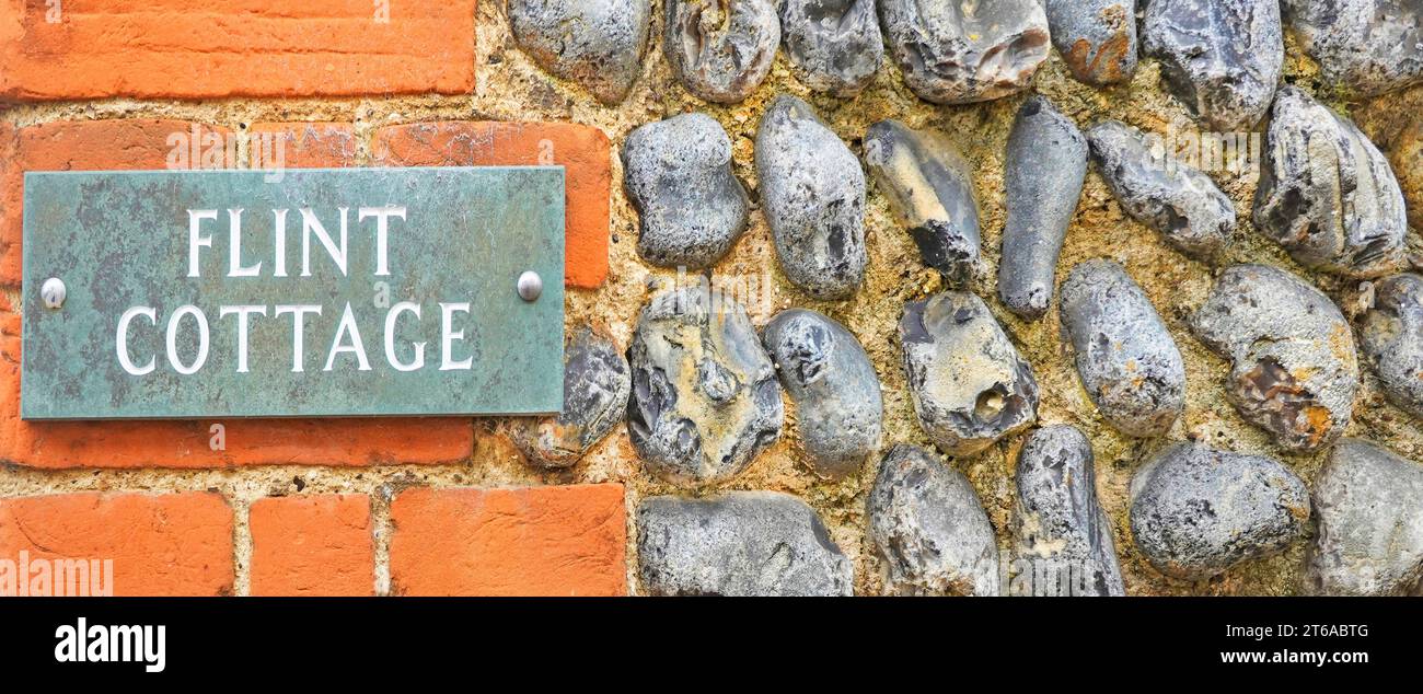 L'uso di ciottoli di selce come materiale da costruzione e come rivestimento per rivestimenti murali è illustrato qui in questo cartello del cottage a Suffolk East Anglia, Inghilterra, Regno Unito Foto Stock