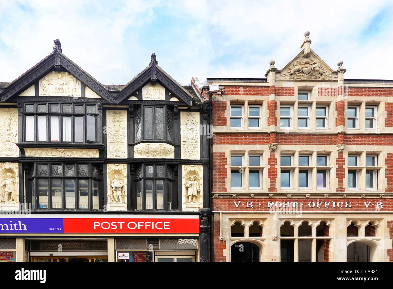 Confronta due vecchi edifici storici adiacenti, uno classificato di livello II, con l'approccio sgargiante alla segnaletica moderna per la stessa cosa a Bury St Edmunds, Regno Unito Foto Stock