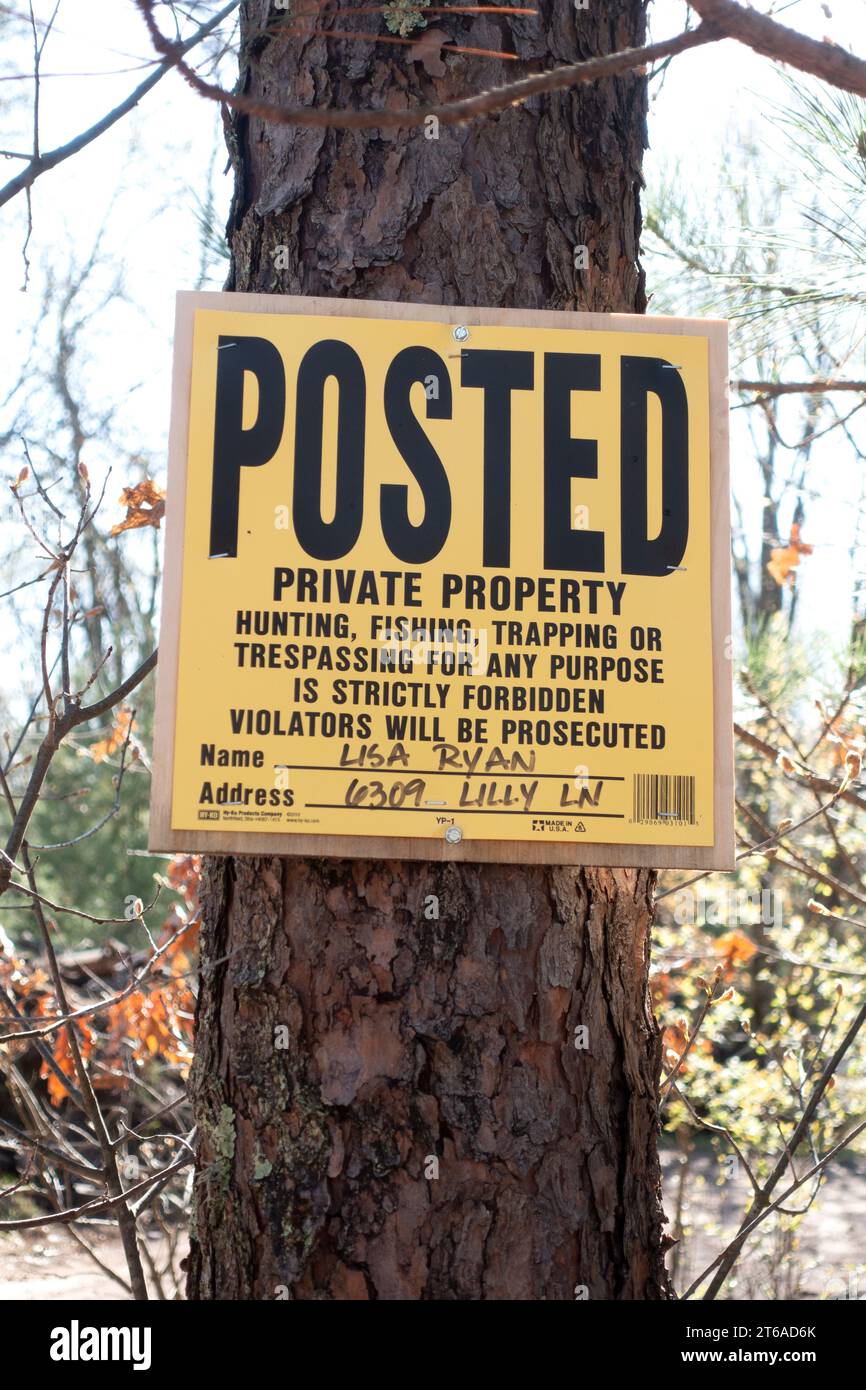 In questa proprietà è stato apposto un cartello segnaletico che vieta la caccia, la pesca, le trappole o le rapine. I trasgressori saranno perseguiti. Danbury, Wisconsin, USA Foto Stock