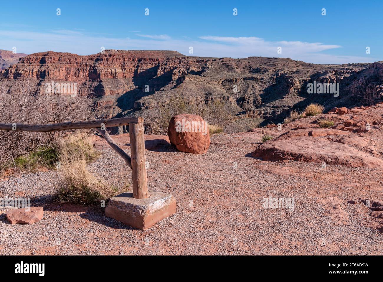 Boulder, ai margini del canyon, nell'area di Guano Point del Grand Canyon West, vicino a Peach Springs, Arizona Foto Stock