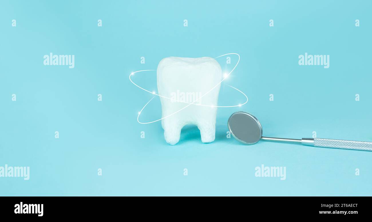 Sbiancamento dei denti umani, denti bianchi brillanti e specchio per la bocca del dentista, sbiancamento dei cristalli, protezione dello smalto dei denti, cura della cavità orale antibatterica. O Foto Stock
