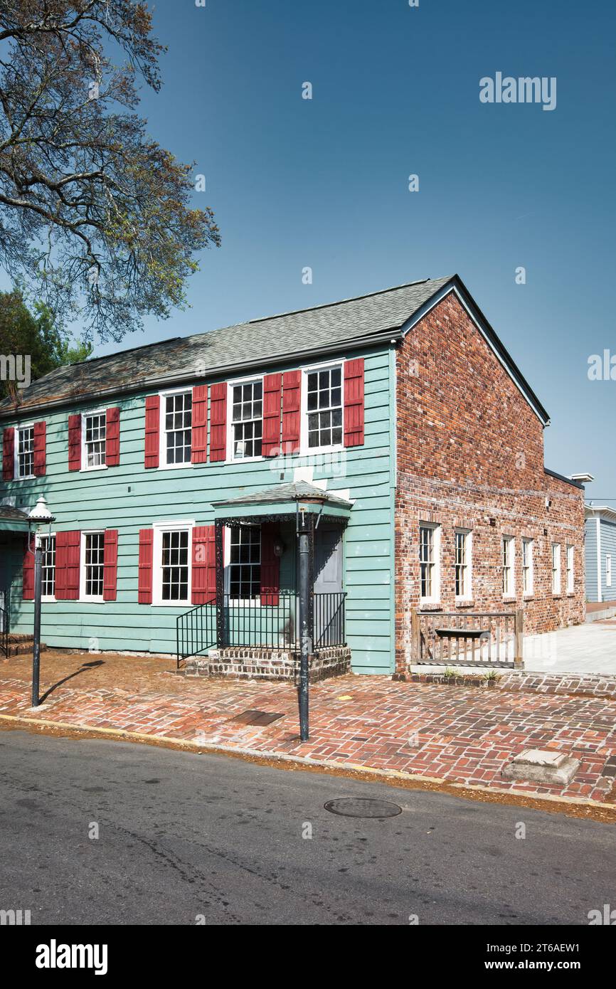 Dimora storica nel centro di Savannah, Georgia, USA in una giornata di sole. Foto Stock