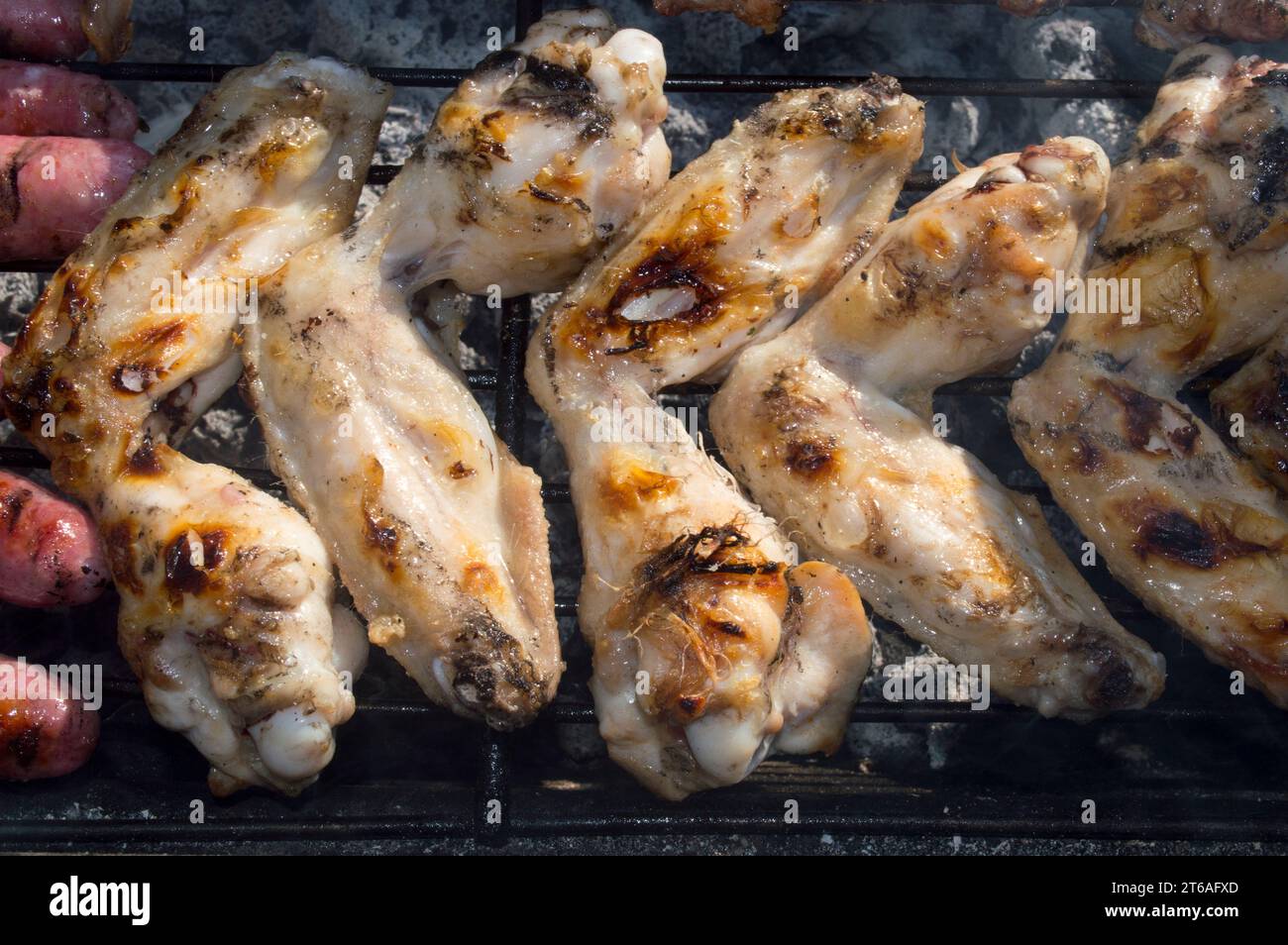 Carne de pollo a la barbacoa, alitas de pollo Foto Stock