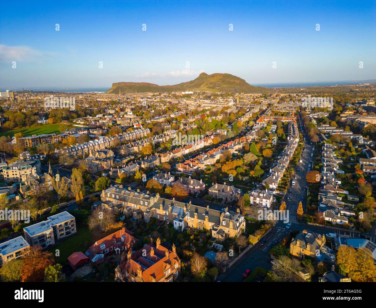 Vista sul sobborgo di Blackford con molte grandi case indipendenti in autunno, Edimburgo, Scozia, Regno Unito Foto Stock