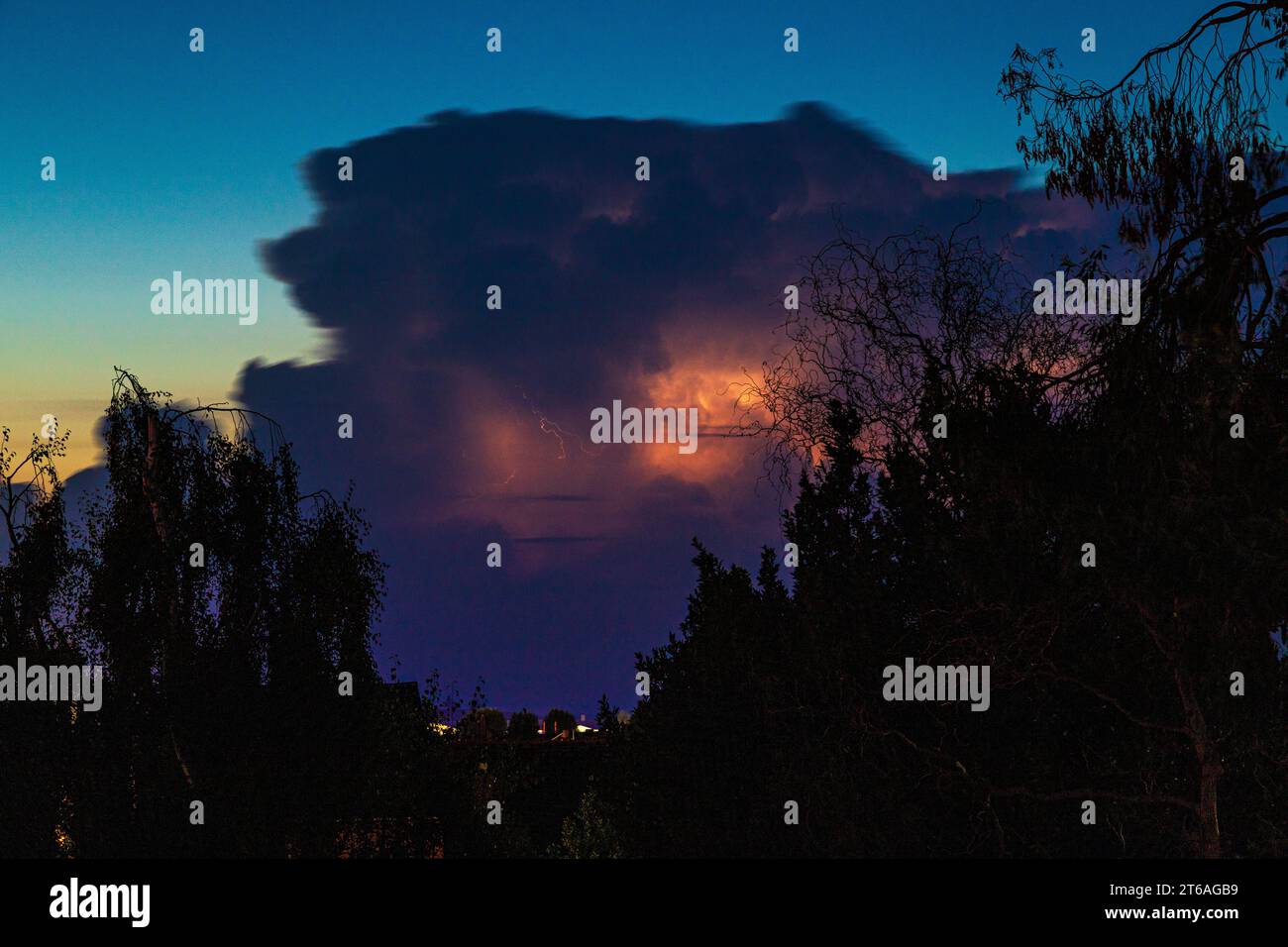 Fulmine intra cloud in una nuvola thunderhead cumulonimbus al crepuscolo su Gloucester, Inghilterra Regno Unito Foto Stock