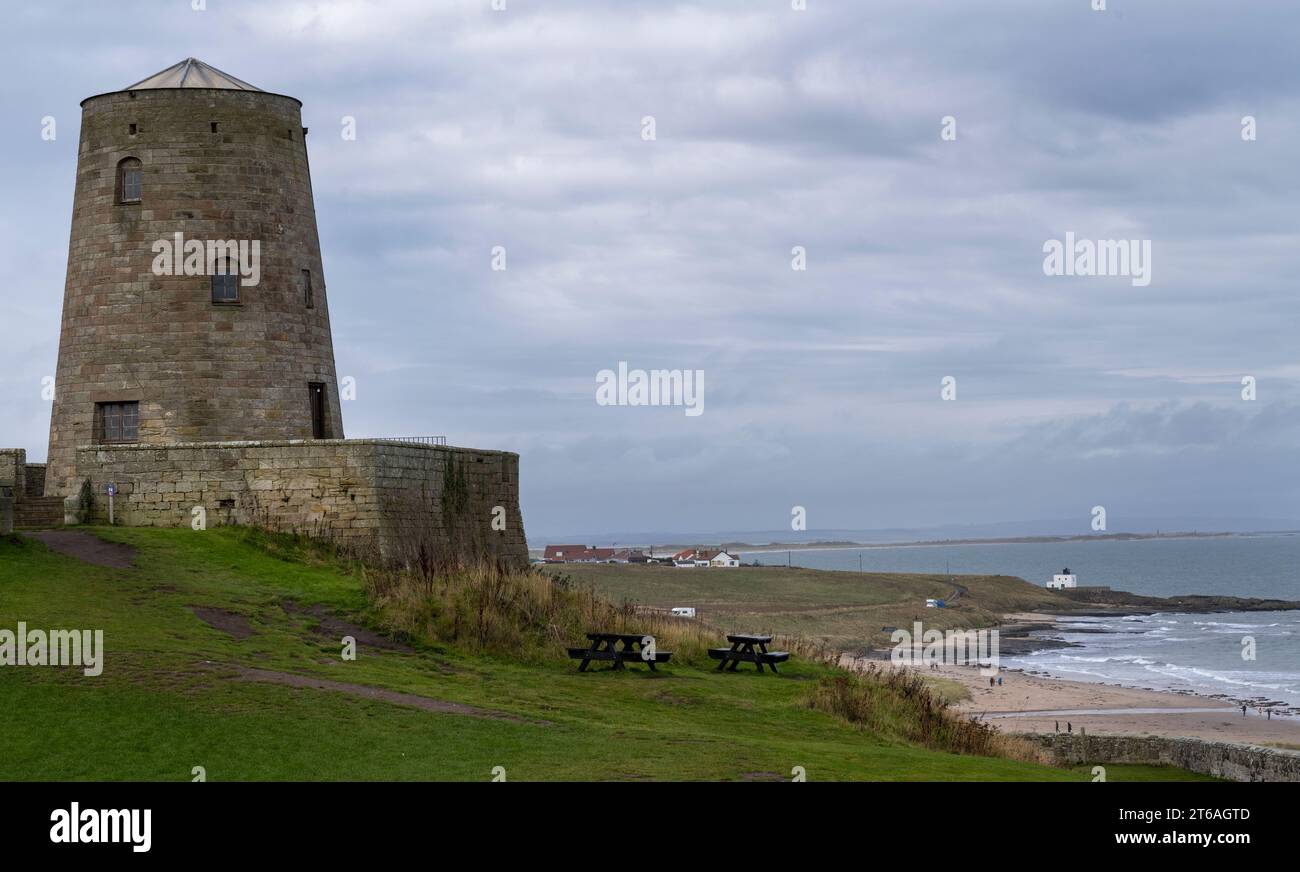 Castello di Bamburgh, Bamburgh, Northumberland, Inghilterra, Regno Unito - veduta del vecchio mulino a vento. Foto Stock