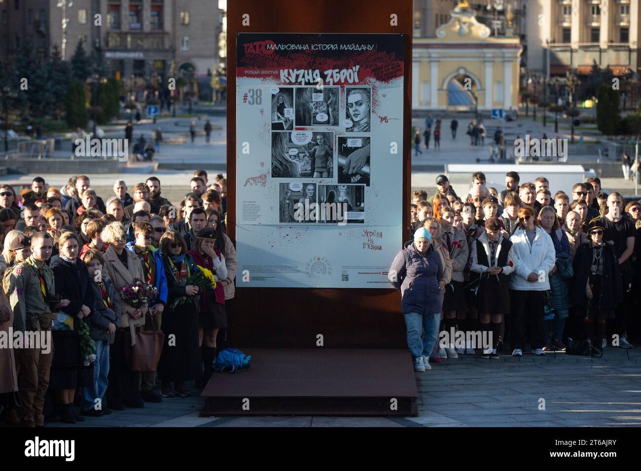 La gente partecipa a una cerimonia funebre per un militare ucraino Taras Davydyuk a Piazza dell'indipendenza (Maidan Nezalezhnosti) a Kiev. Taras Davydyuk, soprannominato Staryi (vecchio), ucciso in battaglie contro l'esercito russo vicino al villaggio di Robotyne nella regione di Zaporizhzhia durante la controffensiva delle truppe ucraine. Foto Stock