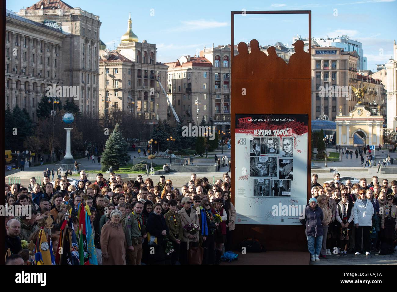 La gente partecipa a una cerimonia funebre per un militare ucraino Taras Davydyuk a Piazza dell'indipendenza (Maidan Nezalezhnosti) a Kiev. Taras Davydyuk, soprannominato Staryi (vecchio), ucciso in battaglie contro l'esercito russo vicino al villaggio di Robotyne nella regione di Zaporizhzhia durante la controffensiva delle truppe ucraine. Foto Stock