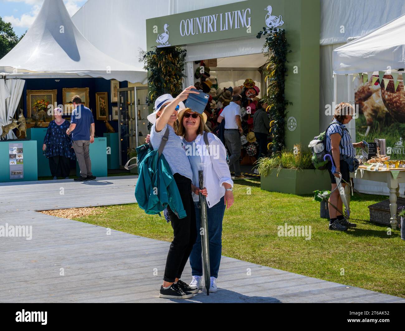 I visitatori del Country Living Pavillion (persone in stand presso bancarelle commerciali ed esposizioni, esposizione soleggiata) - 2023 Flower Show Tatton Park, Cheshire, Inghilterra, Regno Unito. Foto Stock