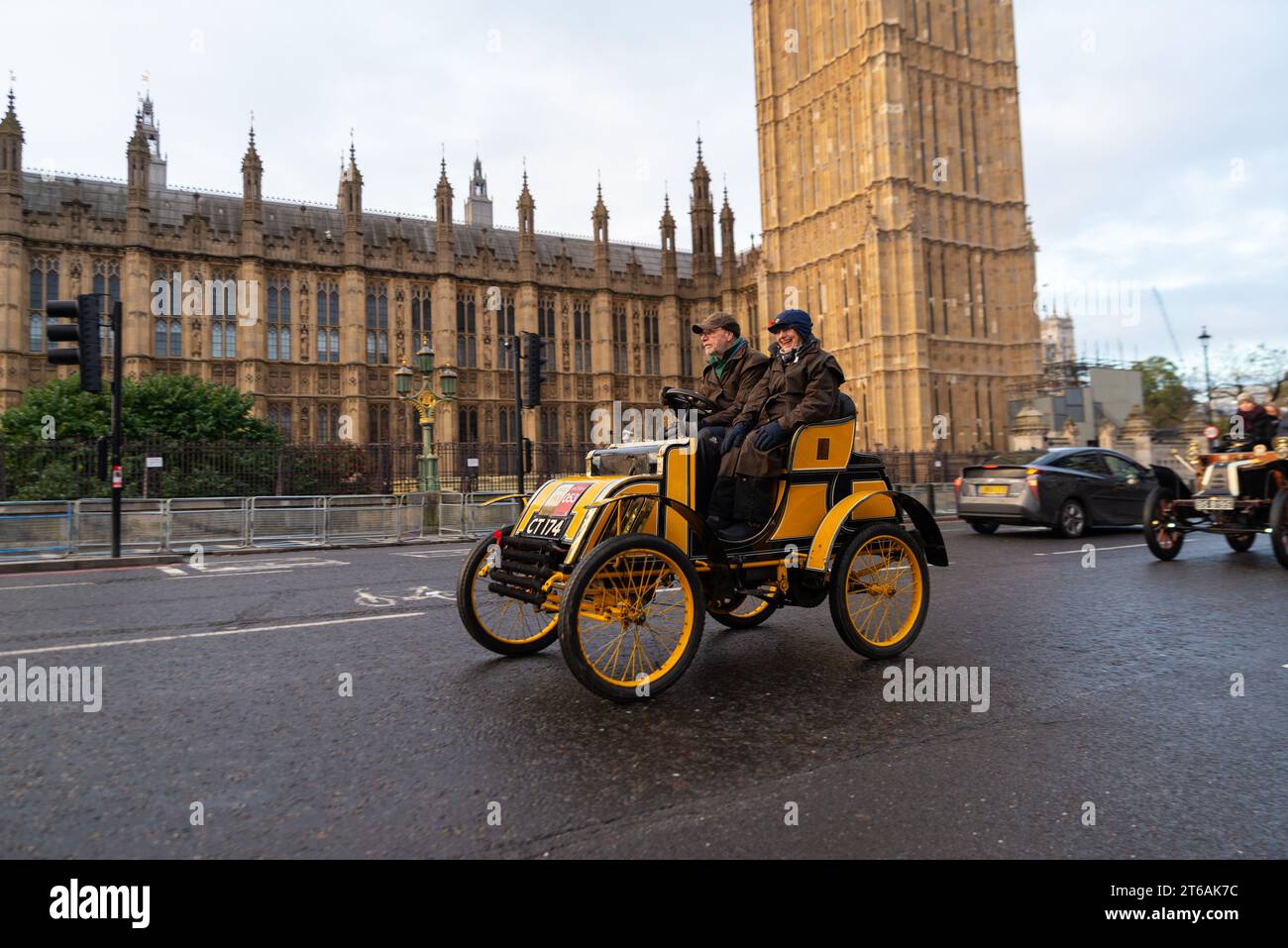 1901 Scegli l'auto Voiturette che partecipa alla corsa di auto veterane da Londra a Brighton, evento di auto d'epoca che attraversa Westminster, Londra, Regno Unito Foto Stock