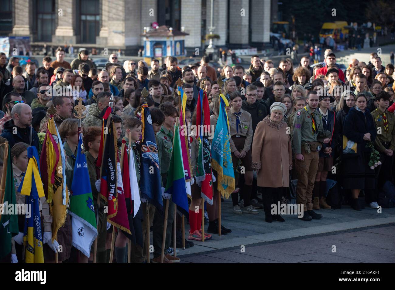 Kiev, Ucraina. 7 novembre 2023. La gente partecipa a una cerimonia funebre per un militare ucraino Taras Davydyuk a Piazza dell'indipendenza (Maidan Nezalezhnosti) a Kiev. Taras Davydyuk, soprannominato Staryi (vecchio), ucciso in battaglie contro l'esercito russo vicino al villaggio di Robotyne nella regione di Zaporizhzhia durante la controffensiva delle truppe ucraine. (Foto di Oleksii Chumachenko/SOPA Images/Sipa USA) credito: SIPA USA/Alamy Live News Foto Stock