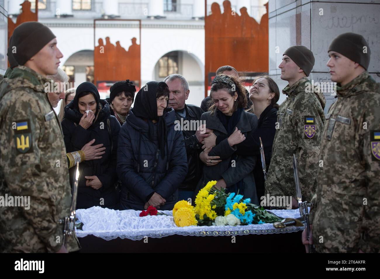 Kiev, Ucraina. 7 novembre 2023. I parenti piangono vicino alla bara con il corpo del defunto durante la cerimonia funebre per un militare ucraino Taras Davydyuk a Piazza dell'indipendenza (Maidan Nezalezhnosti) a Kiev. Taras Davydyuk, soprannominato Staryi (vecchio), ucciso in battaglie contro l'esercito russo vicino al villaggio di Robotyne nella regione di Zaporizhzhia durante la controffensiva delle truppe ucraine. (Foto di Oleksii Chumachenko/SOPA Images/Sipa USA) credito: SIPA USA/Alamy Live News Foto Stock