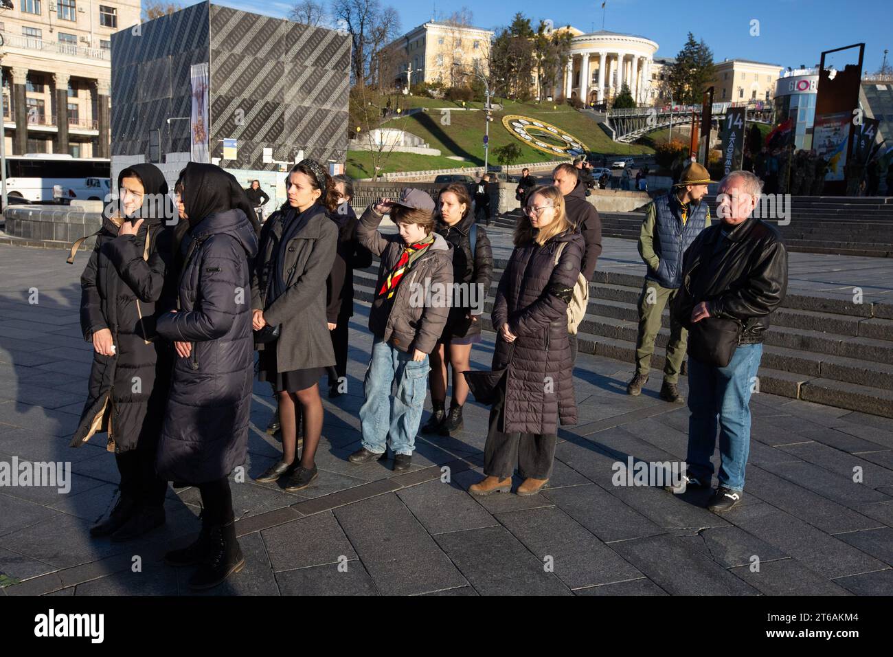 Kiev, Ucraina. 7 novembre 2023. I parenti piangono vicino alla macchina con il corpo del defunto durante la cerimonia funebre per un militare ucraino Taras Davydyuk a Piazza dell'indipendenza (Maidan Nezalezhnosti) a Kiev. Taras Davydyuk, soprannominato Staryi (vecchio), ucciso in battaglie contro l'esercito russo vicino al villaggio di Robotyne nella regione di Zaporizhzhia durante la controffensiva delle truppe ucraine. (Foto di Oleksii Chumachenko/SOPA Images/Sipa USA) credito: SIPA USA/Alamy Live News Foto Stock