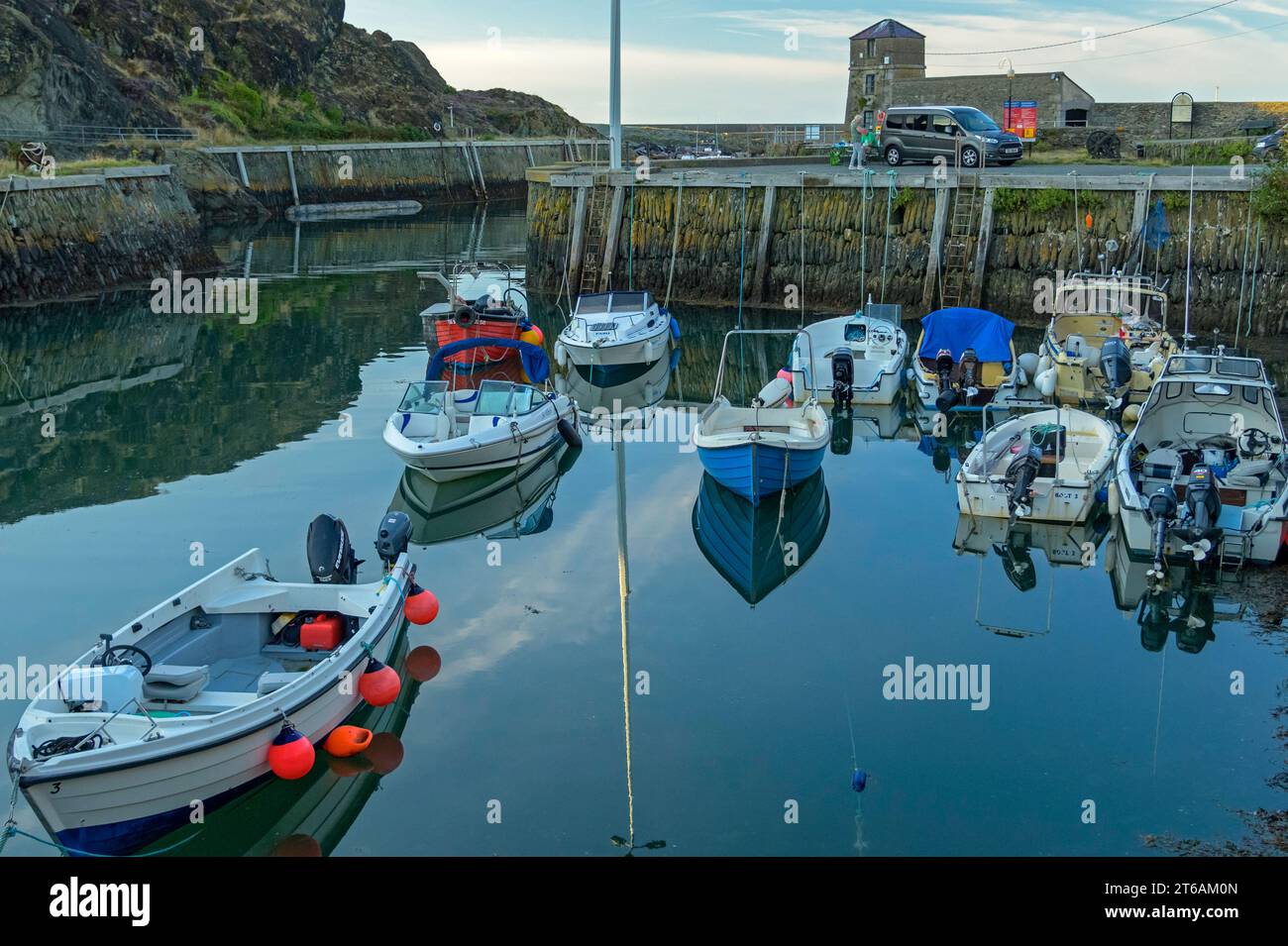 Porto di Amlwch e città di Amlwch 09-08-22 Foto Stock