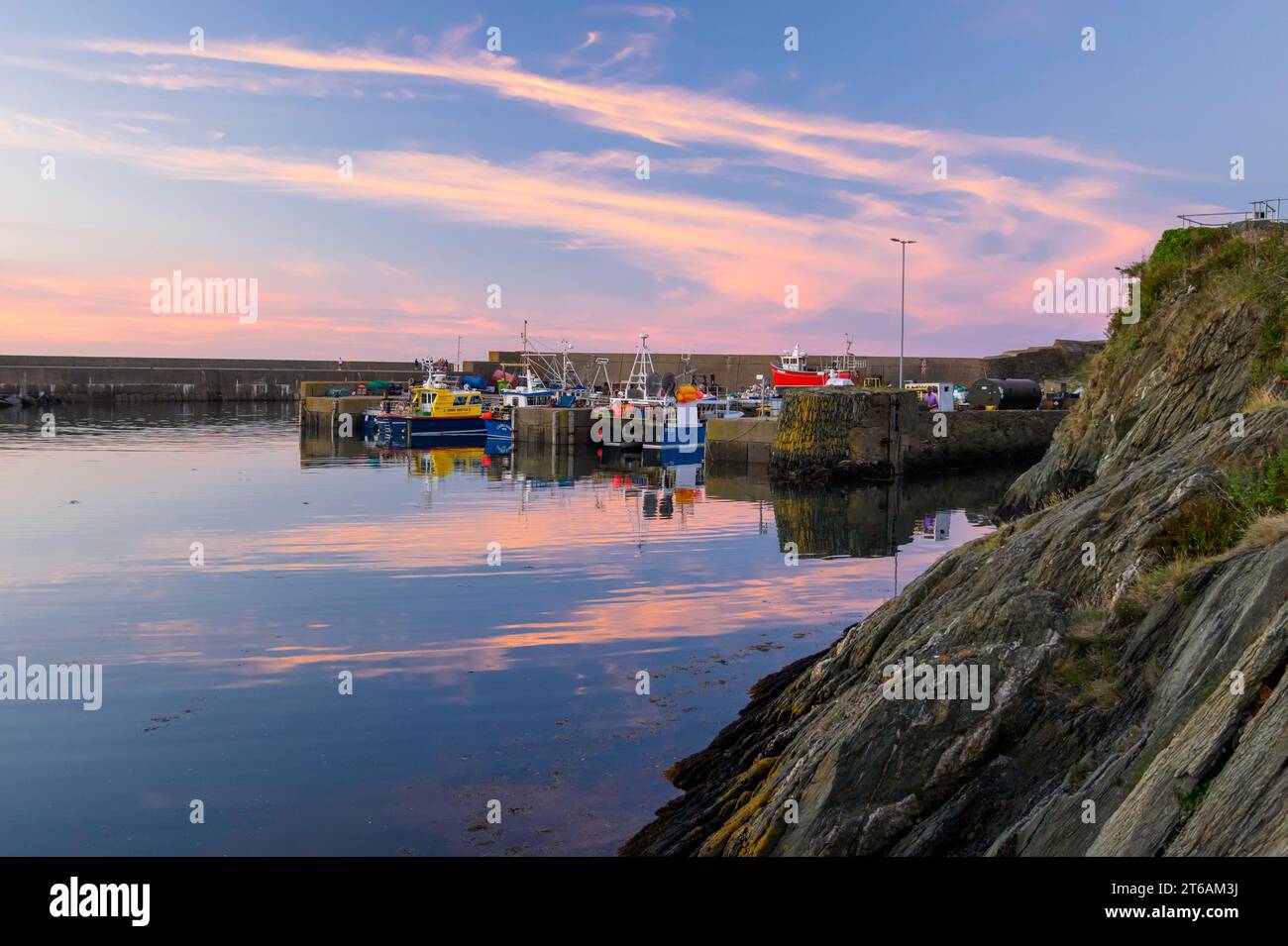 Porto di Amlwch e città di Amlwch 09-08-22 Foto Stock