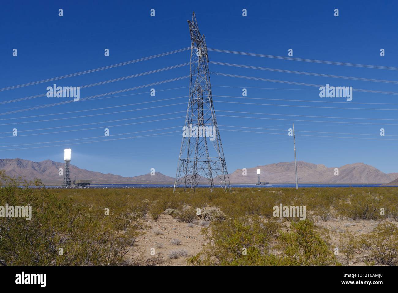 Sistema di generazione solare di energia elettrica Ivanpah, mostrato nel deserto del Mojave. Foto Stock