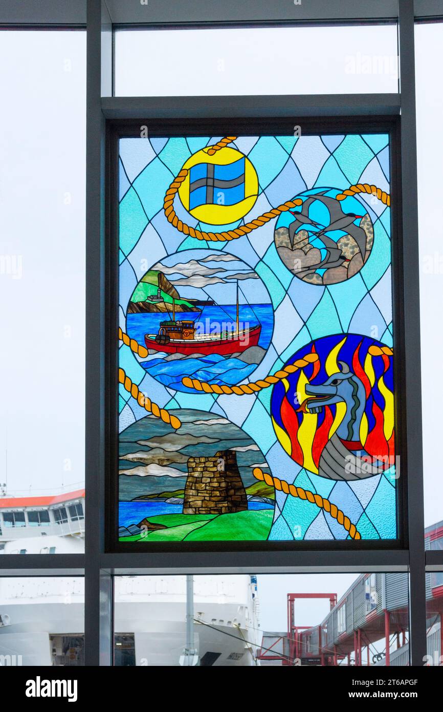 Pannello di vetro colorato nel terminal dei traghetti di Lerwick, da Stella Walterson e Harry Tait. Foto Stock