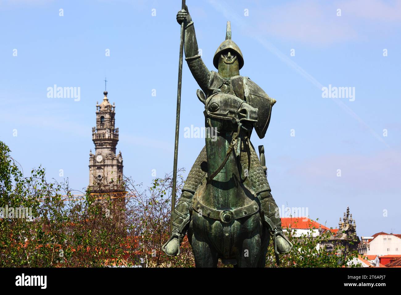 Statua di Vímara Peres (considerato il primo conte del Portogallo), Torre dos Clérigos chiesa torre sullo sfondo, Ribeira, Porto / Oporto, Portogallo Foto Stock