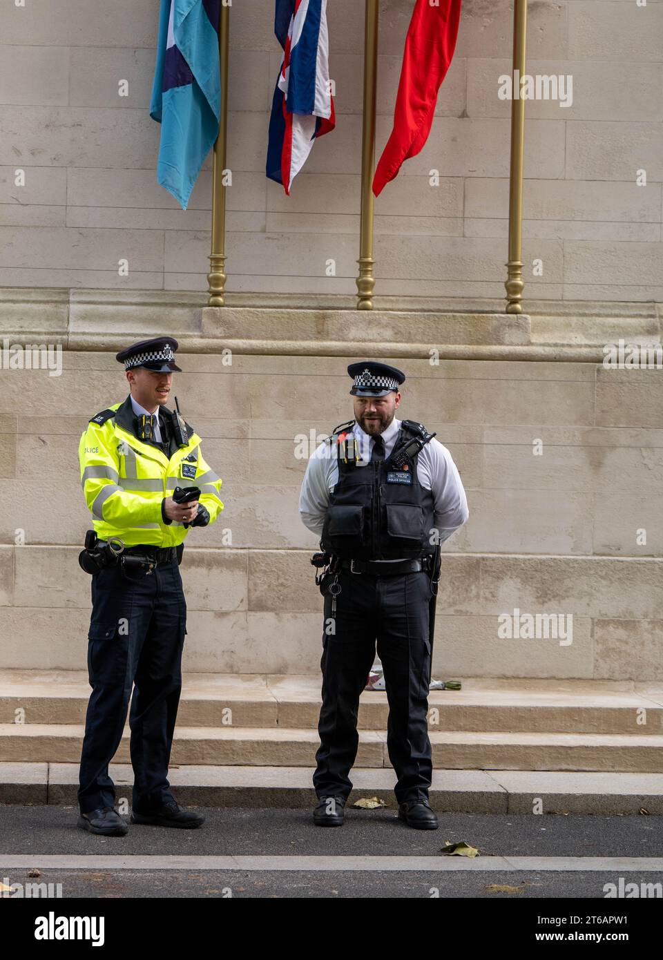 Londra, Regno Unito. 9 novembre 2023. Polizia metropolitana guardia del cenotafio a Whitehall Londra Regno Unito credito: Ian Davidson/Alamy Live News Foto Stock