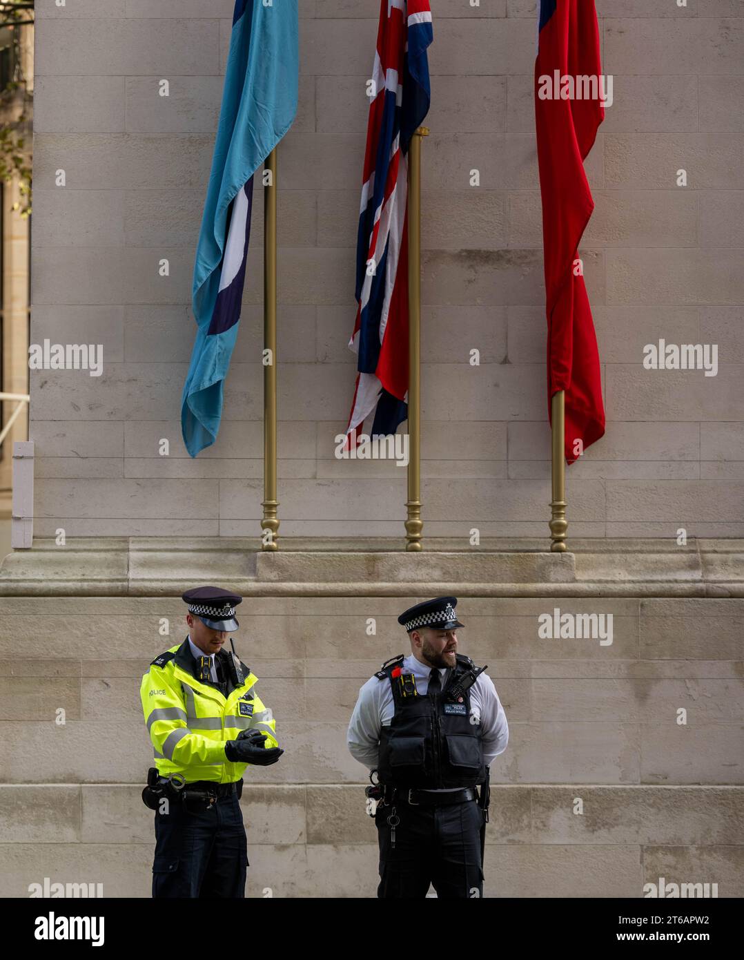 Londra, Regno Unito. 9 novembre 2023. Polizia metropolitana guardia del cenotafio a Whitehall Londra Regno Unito credito: Ian Davidson/Alamy Live News Foto Stock