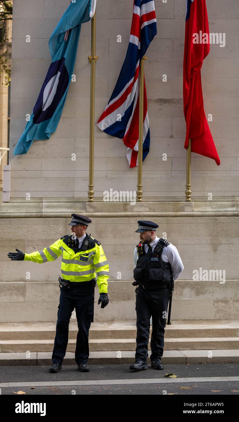 Londra, Regno Unito. 9 novembre 2023. Polizia metropolitana guardia del cenotafio a Whitehall Londra Regno Unito credito: Ian Davidson/Alamy Live News Foto Stock