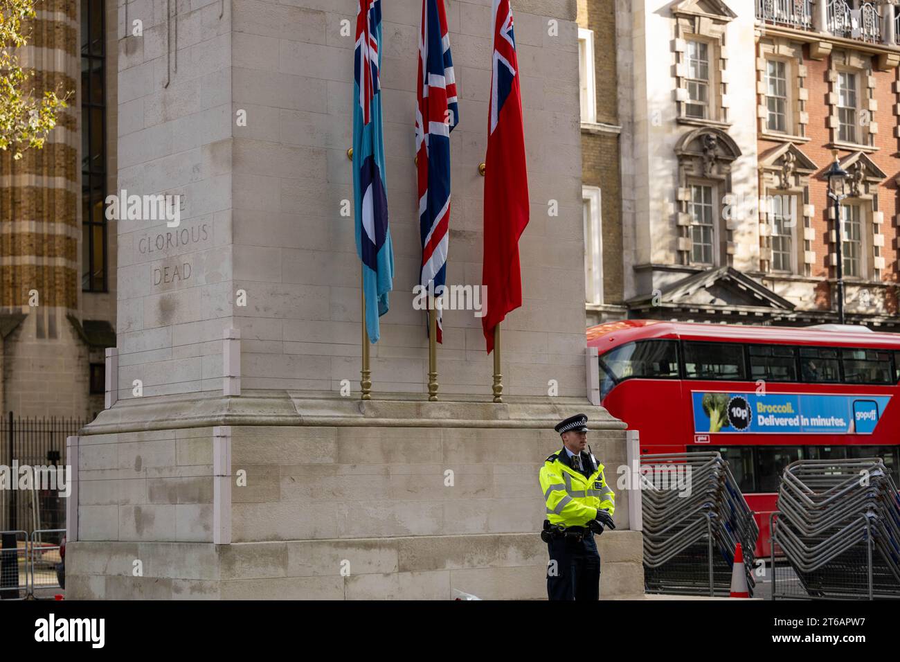 Londra, Regno Unito. 9 novembre 2023. Polizia metropolitana guardia del cenotafio a Whitehall Londra Regno Unito credito: Ian Davidson/Alamy Live News Foto Stock