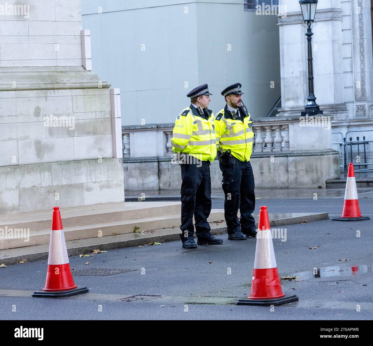 Londra, Regno Unito. 9 novembre 2023. Polizia metropolitana guardia del cenotafio a Whitehall Londra Regno Unito credito: Ian Davidson/Alamy Live News Foto Stock